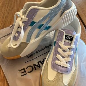 Deflorance Women’s Sneakers Size 8 NWT